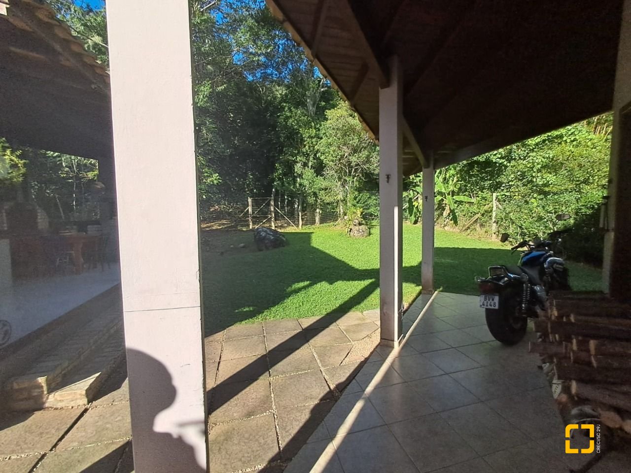 Casa de Condomínio com 297m², 6 quartos (sendo 1 suíte), 4 garagens, no bairro Cachoeira do Bom Jesus em Florianópolis