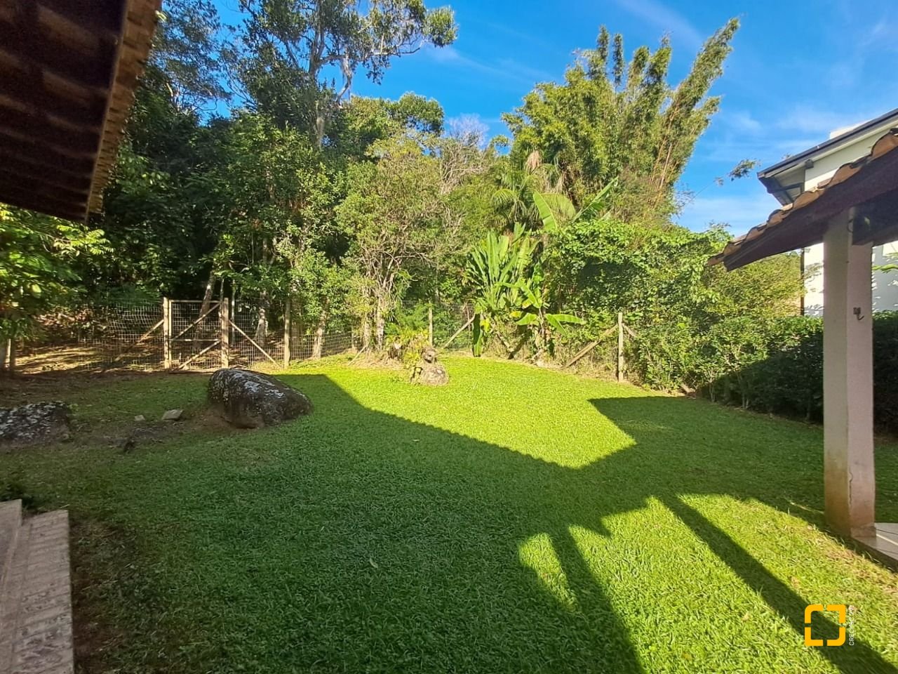 Casa de Condomínio com 297m², 6 quartos (sendo 1 suíte), 4 garagens, no bairro Cachoeira do Bom Jesus em Florianópolis