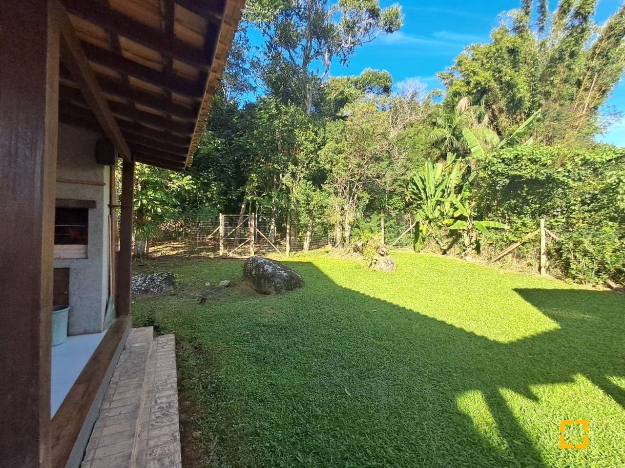 Casa de Condomínio com 297m², 6 quartos (sendo 1 suíte), 4 garagens, no bairro Cachoeira do Bom Jesus em Florianópolis