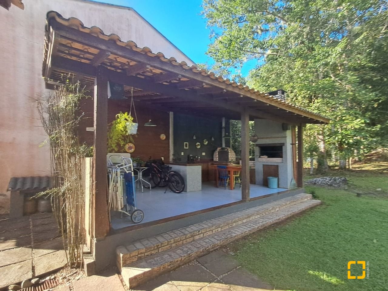 Casa de Condomínio com 297m², 6 quartos (sendo 1 suíte), 4 garagens, no bairro Cachoeira do Bom Jesus em Florianópolis