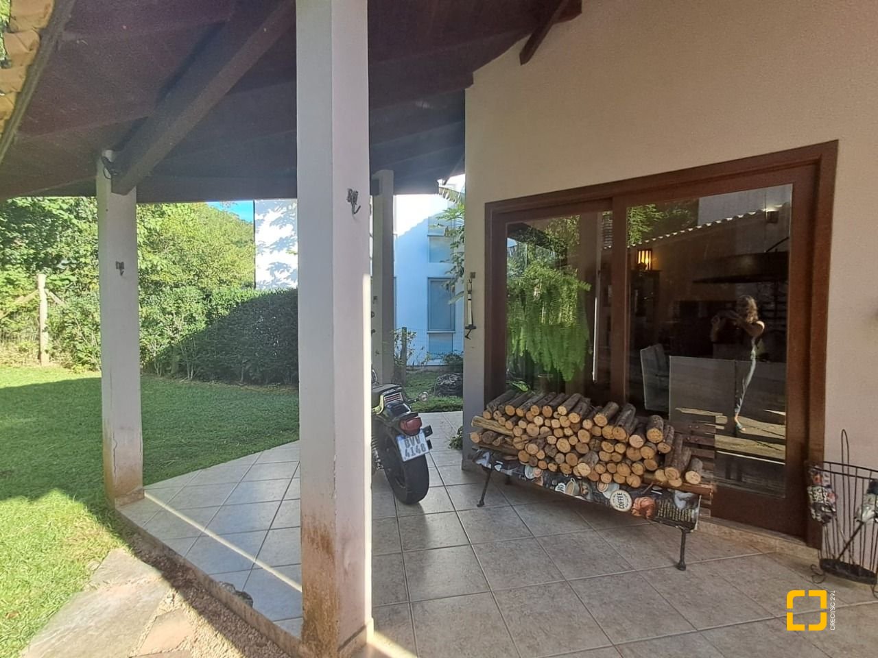 Casa de Condomínio com 297m², 6 quartos (sendo 1 suíte), 4 garagens, no bairro Cachoeira do Bom Jesus em Florianópolis