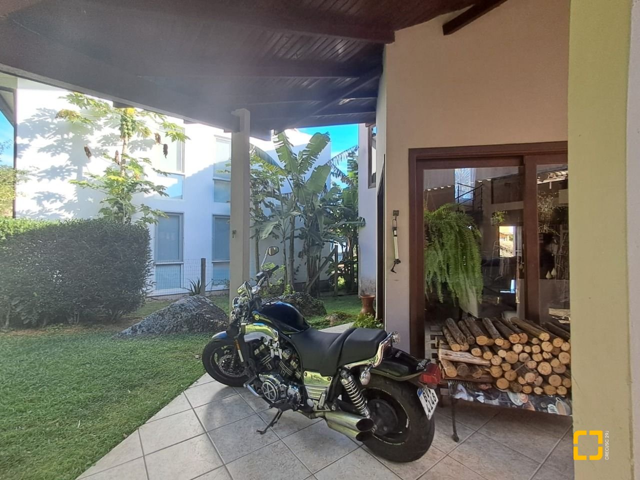Casa de Condomínio com 297m², 6 quartos (sendo 1 suíte), 4 garagens, no bairro Cachoeira do Bom Jesus em Florianópolis