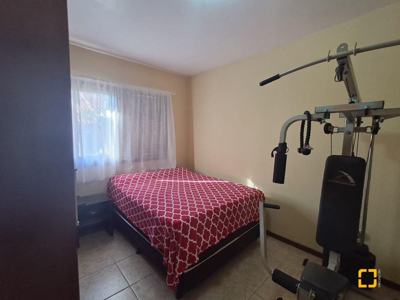 Casa de Condomínio com 297m², 6 quartos (sendo 1 suíte), 4 garagens, no bairro Cachoeira do Bom Jesus em Florianópolis