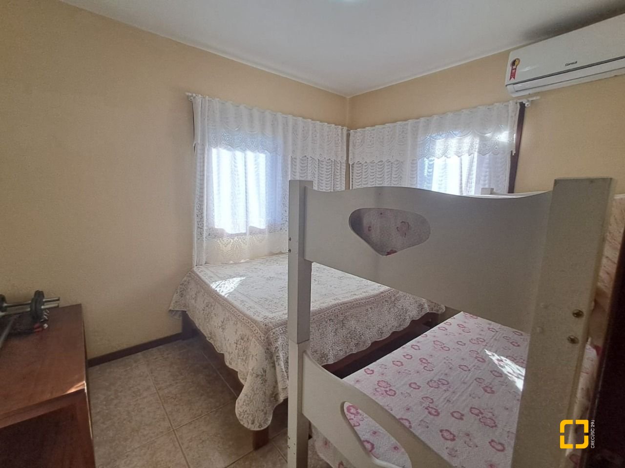 Casa de Condomínio com 297m², 6 quartos (sendo 1 suíte), 4 garagens, no bairro Cachoeira do Bom Jesus em Florianópolis