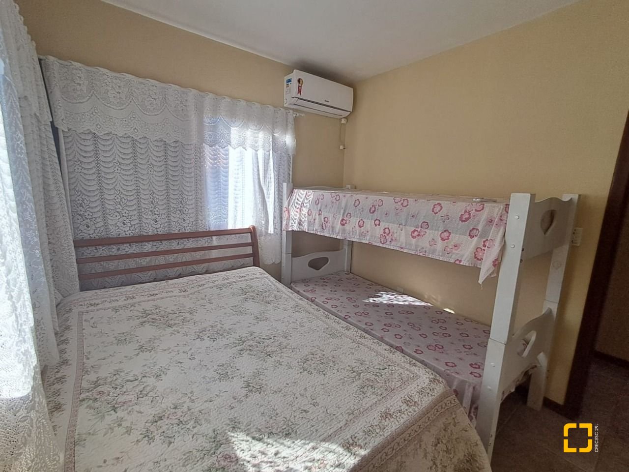 Casa de Condomínio com 297m², 6 quartos (sendo 1 suíte), 4 garagens, no bairro Cachoeira do Bom Jesus em Florianópolis