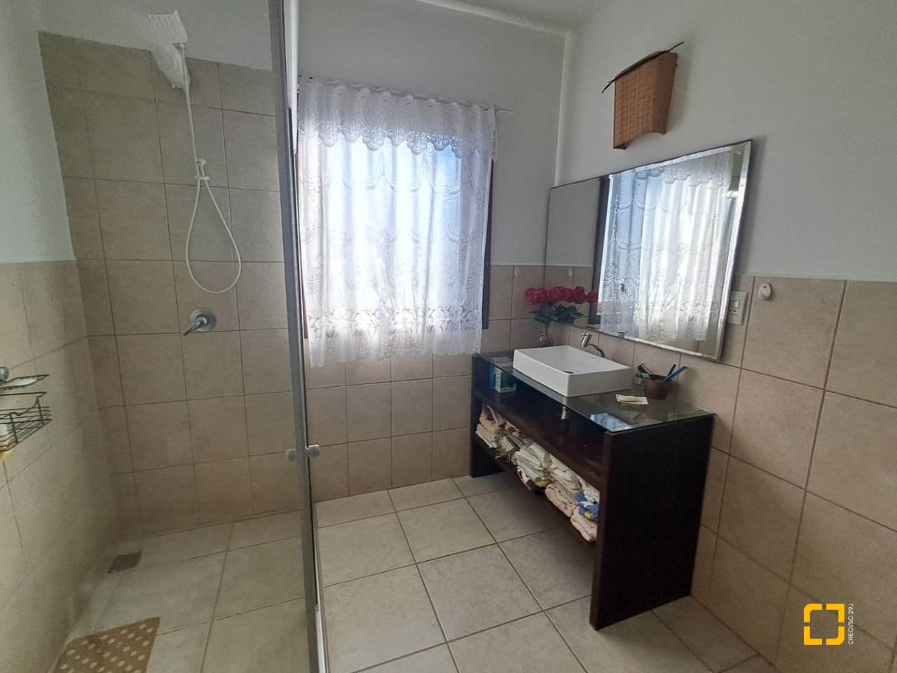 Casa de Condomínio com 297m², 6 quartos (sendo 1 suíte), 4 garagens, no bairro Cachoeira do Bom Jesus em Florianópolis