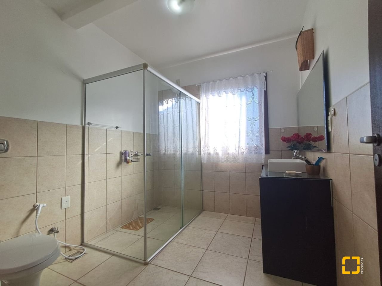 Casa de Condomínio com 297m², 6 quartos (sendo 1 suíte), 4 garagens, no bairro Cachoeira do Bom Jesus em Florianópolis