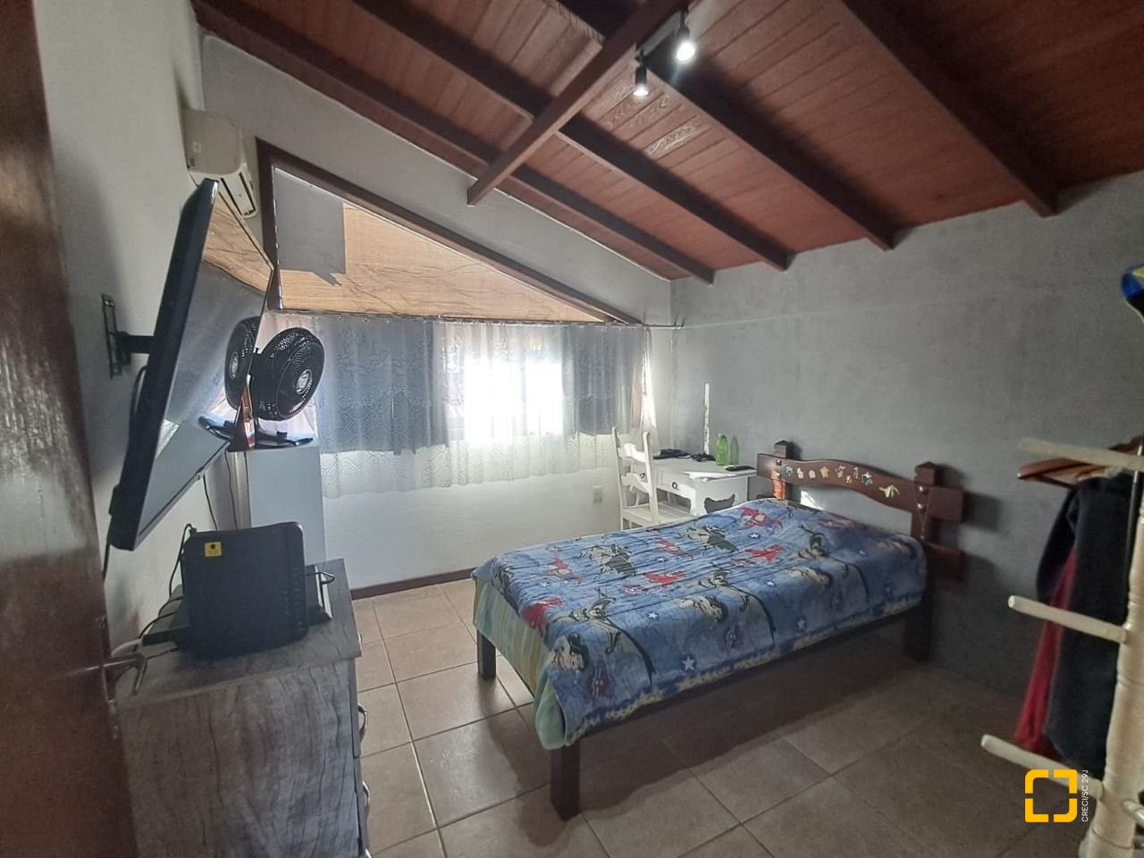Casa de Condomínio com 297m², 6 quartos (sendo 1 suíte), 4 garagens, no bairro Cachoeira do Bom Jesus em Florianópolis