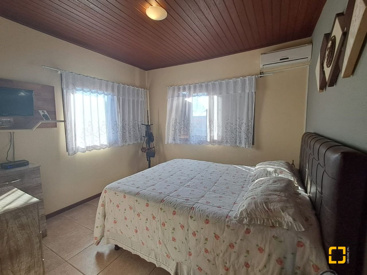 Casa de Condomínio com 297m², 6 quartos (sendo 1 suíte), 4 garagens, no bairro Cachoeira do Bom Jesus em Florianópolis