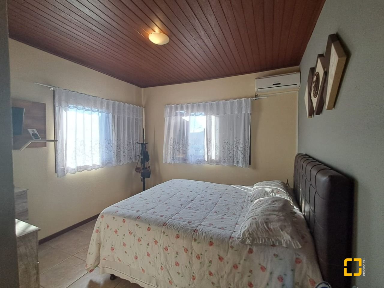 Casa de Condomínio com 297m², 6 quartos (sendo 1 suíte), 4 garagens, no bairro Cachoeira do Bom Jesus em Florianópolis