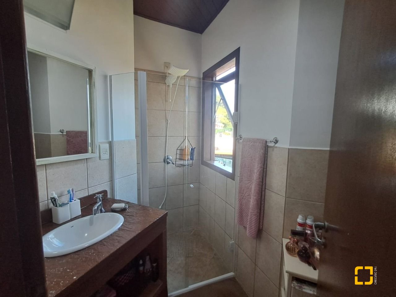 Casa de Condomínio com 297m², 6 quartos (sendo 1 suíte), 4 garagens, no bairro Cachoeira do Bom Jesus em Florianópolis