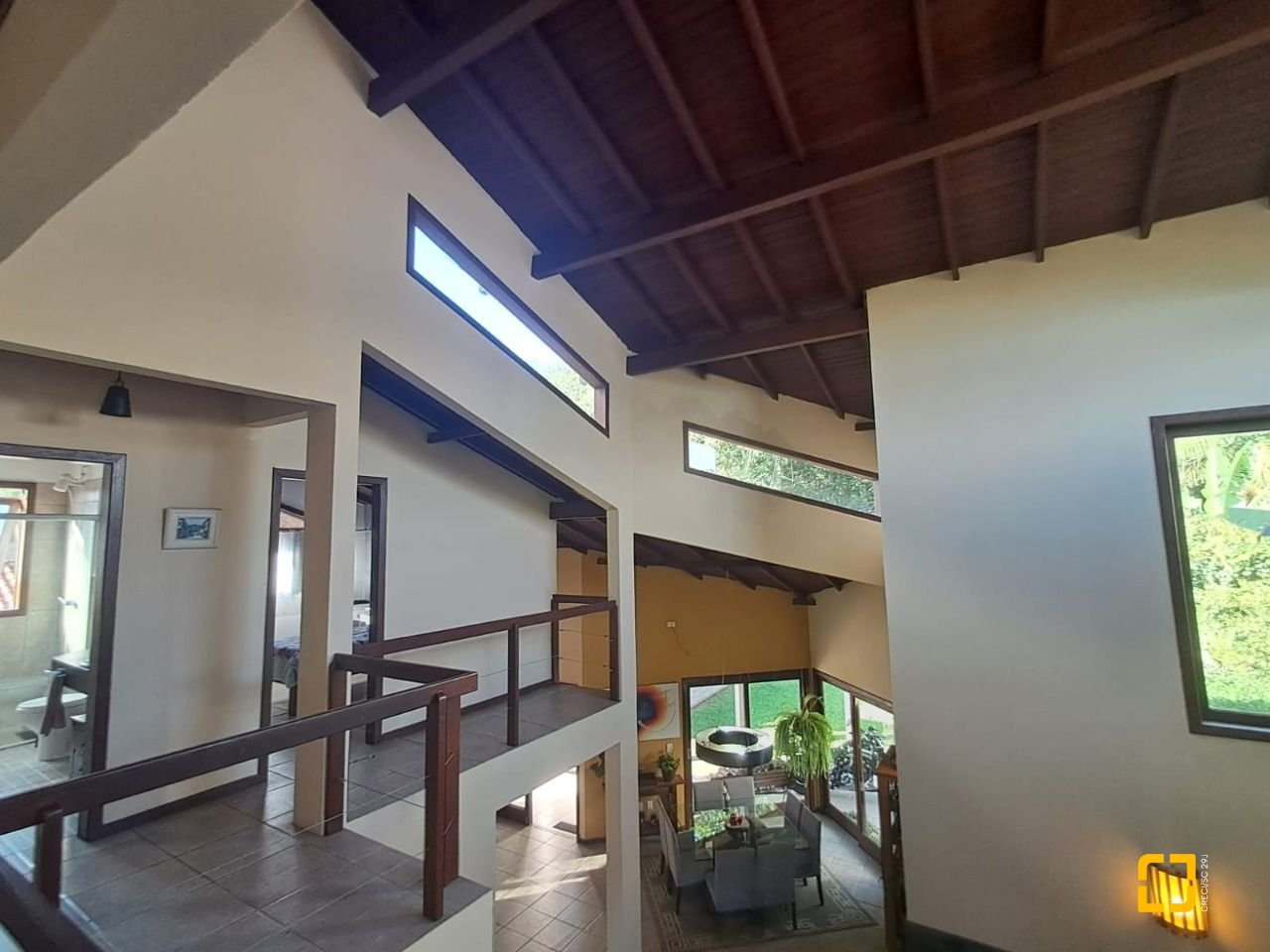Casa de Condomínio com 297m², 6 quartos (sendo 1 suíte), 4 garagens, no bairro Cachoeira do Bom Jesus em Florianópolis