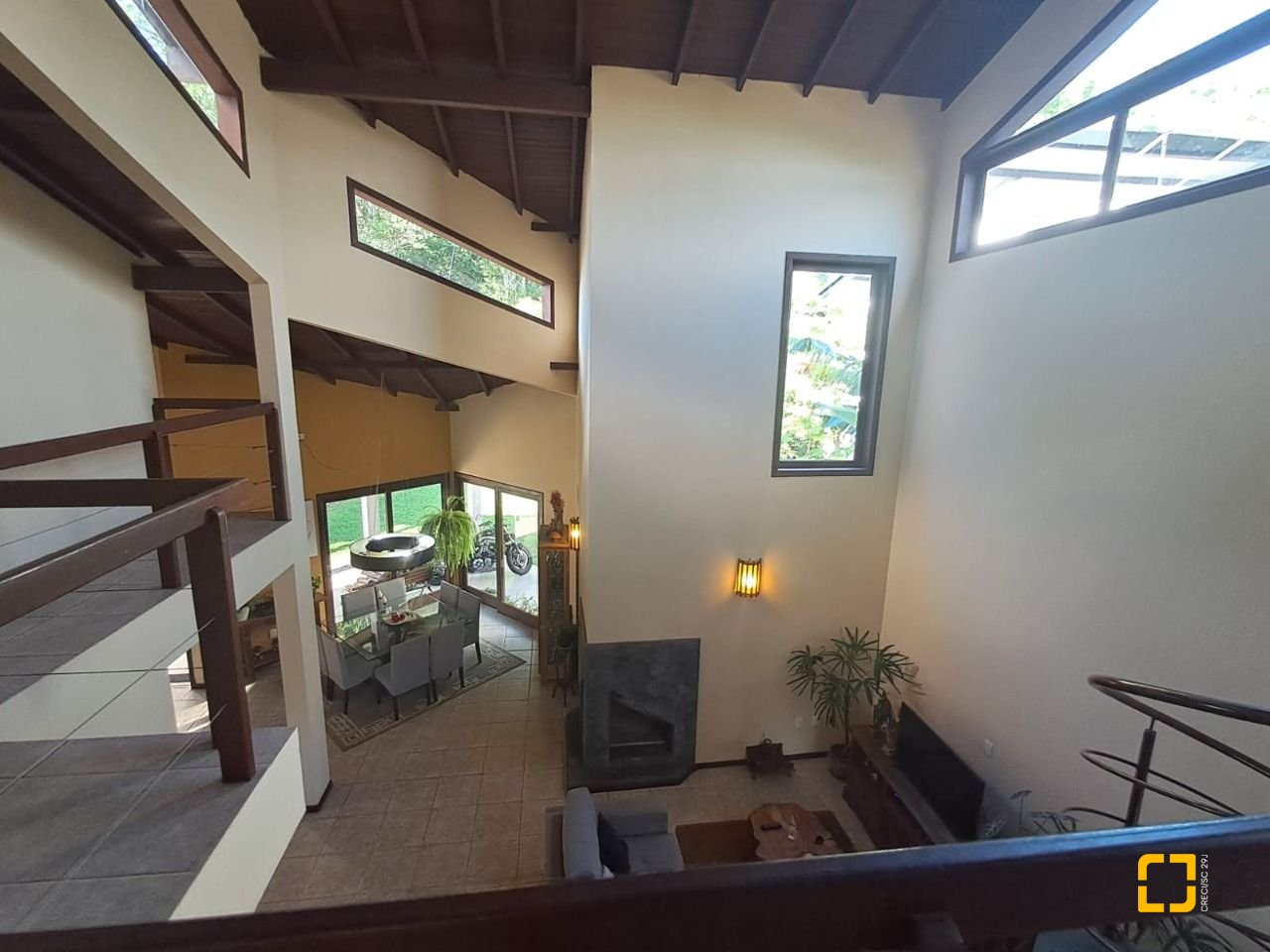 Casa de Condomínio com 297m², 6 quartos (sendo 1 suíte), 4 garagens, no bairro Cachoeira do Bom Jesus em Florianópolis