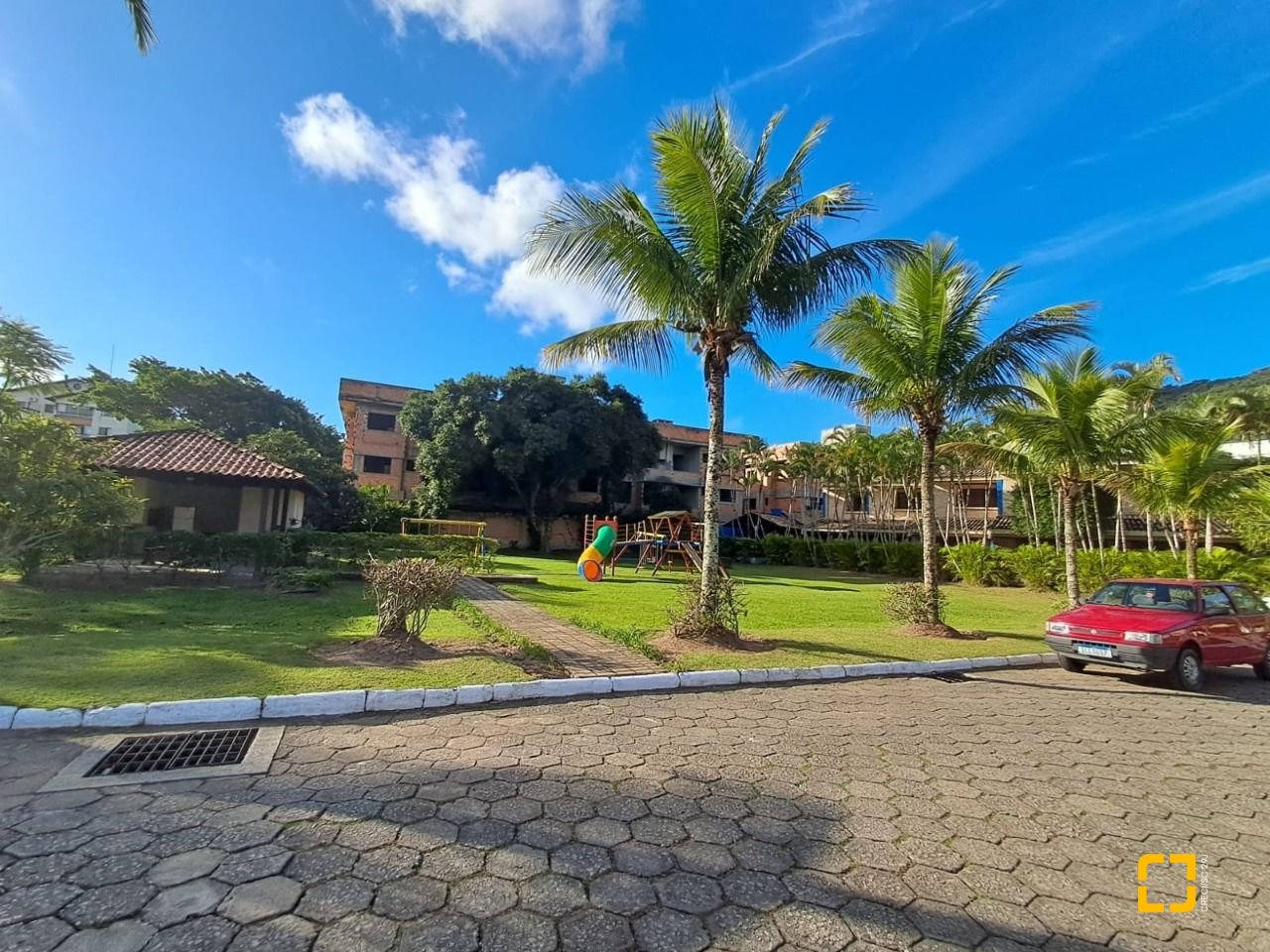 Casa de Condomínio com 297m², 6 quartos (sendo 1 suíte), 4 garagens, no bairro Cachoeira do Bom Jesus em Florianópolis