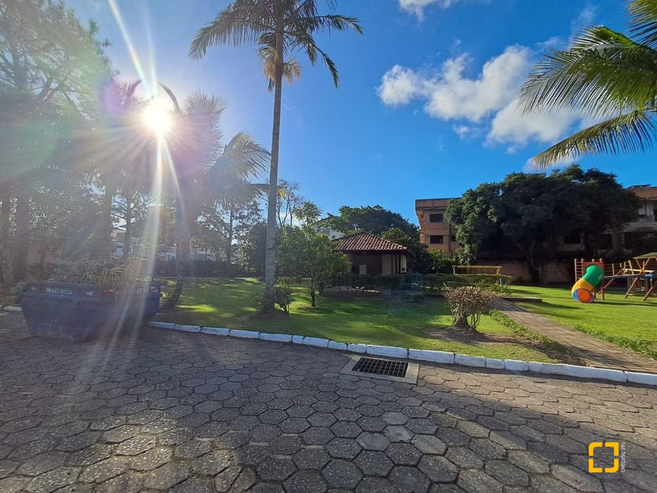 Casa de Condomínio com 297m², 6 quartos (sendo 1 suíte), 4 garagens, no bairro Cachoeira do Bom Jesus em Florianópolis