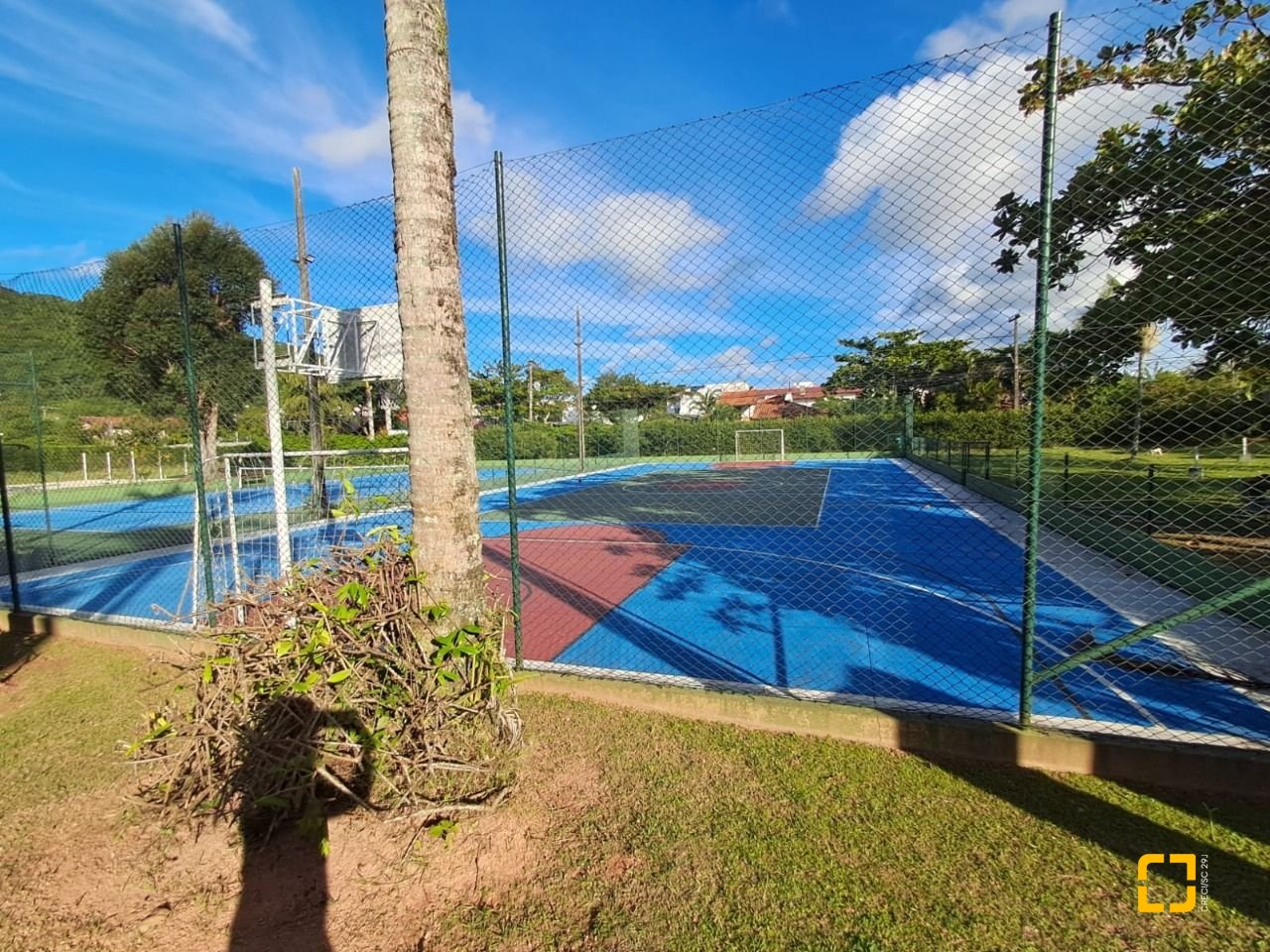 Casa de Condomínio com 297m², 6 quartos (sendo 1 suíte), 4 garagens, no bairro Cachoeira do Bom Jesus em Florianópolis