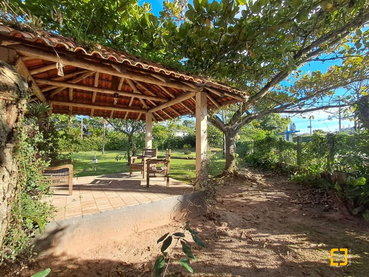 Casa de Condomínio com 297m², 6 quartos (sendo 1 suíte), 4 garagens, no bairro Cachoeira do Bom Jesus em Florianópolis