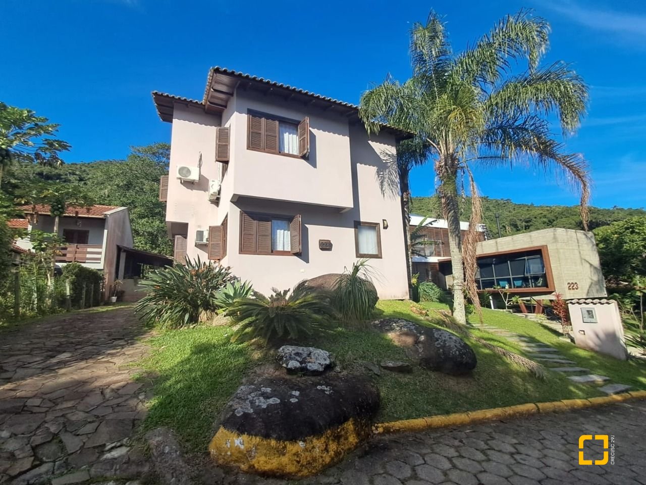 Casa de Condomínio com 297m², 6 quartos (sendo 1 suíte), 4 garagens, no bairro Cachoeira do Bom Jesus em Florianópolis
