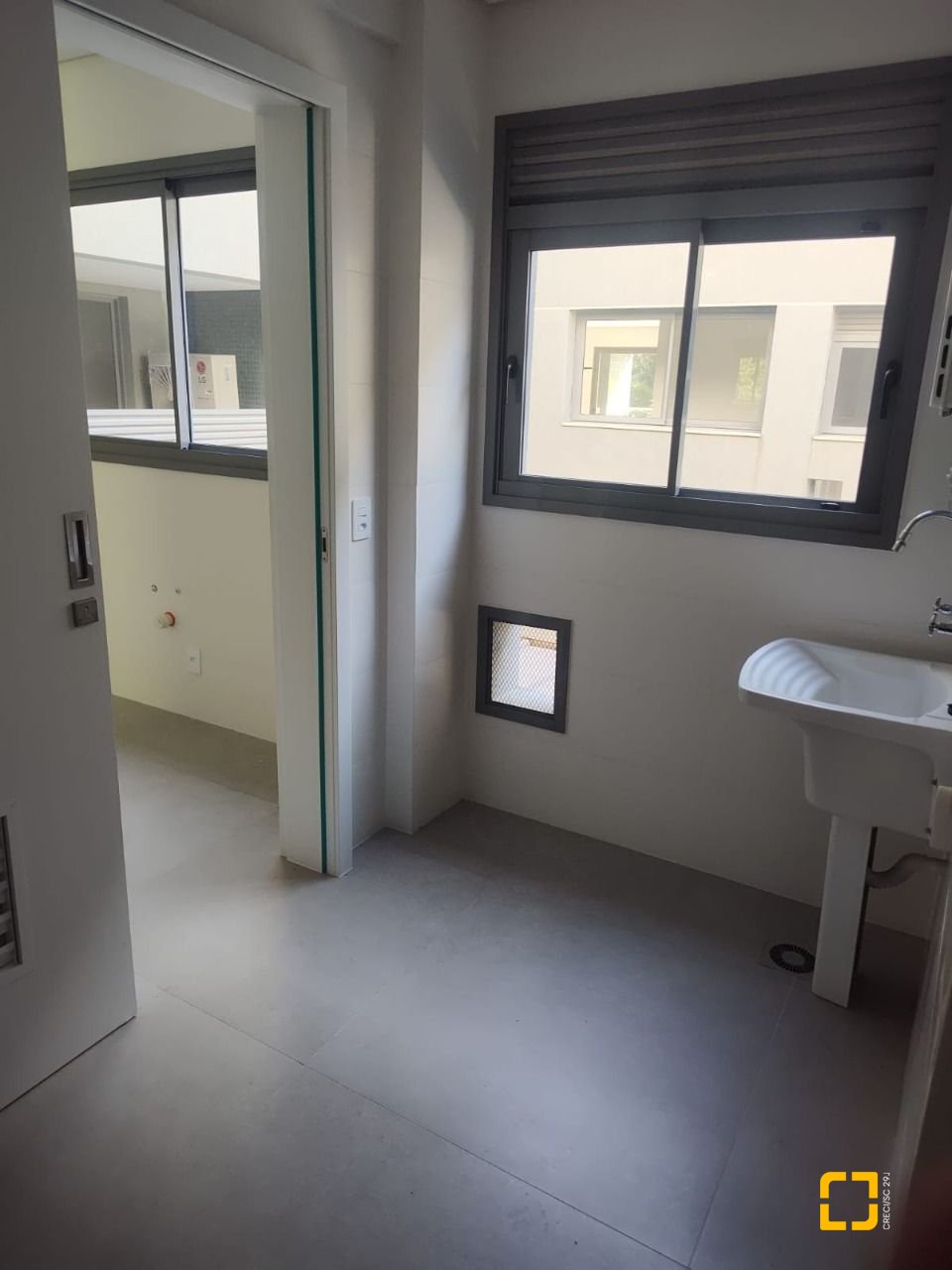 Apartamento com 164m², 6 quartos (sendo 3 suítes), 2 garagens, no bairro Cacupé em Florianópolis