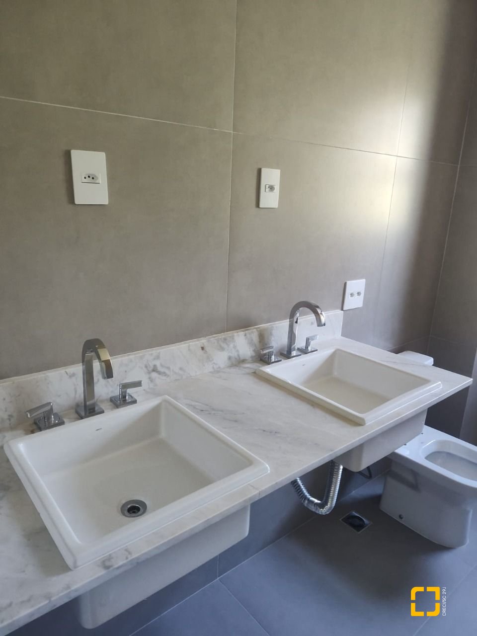 Apartamento com 164m², 6 quartos (sendo 3 suítes), 2 garagens, no bairro Cacupé em Florianópolis