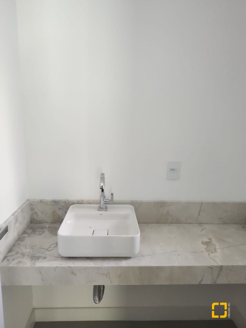 Apartamento com 164m², 6 quartos (sendo 3 suítes), 2 garagens, no bairro Cacupé em Florianópolis