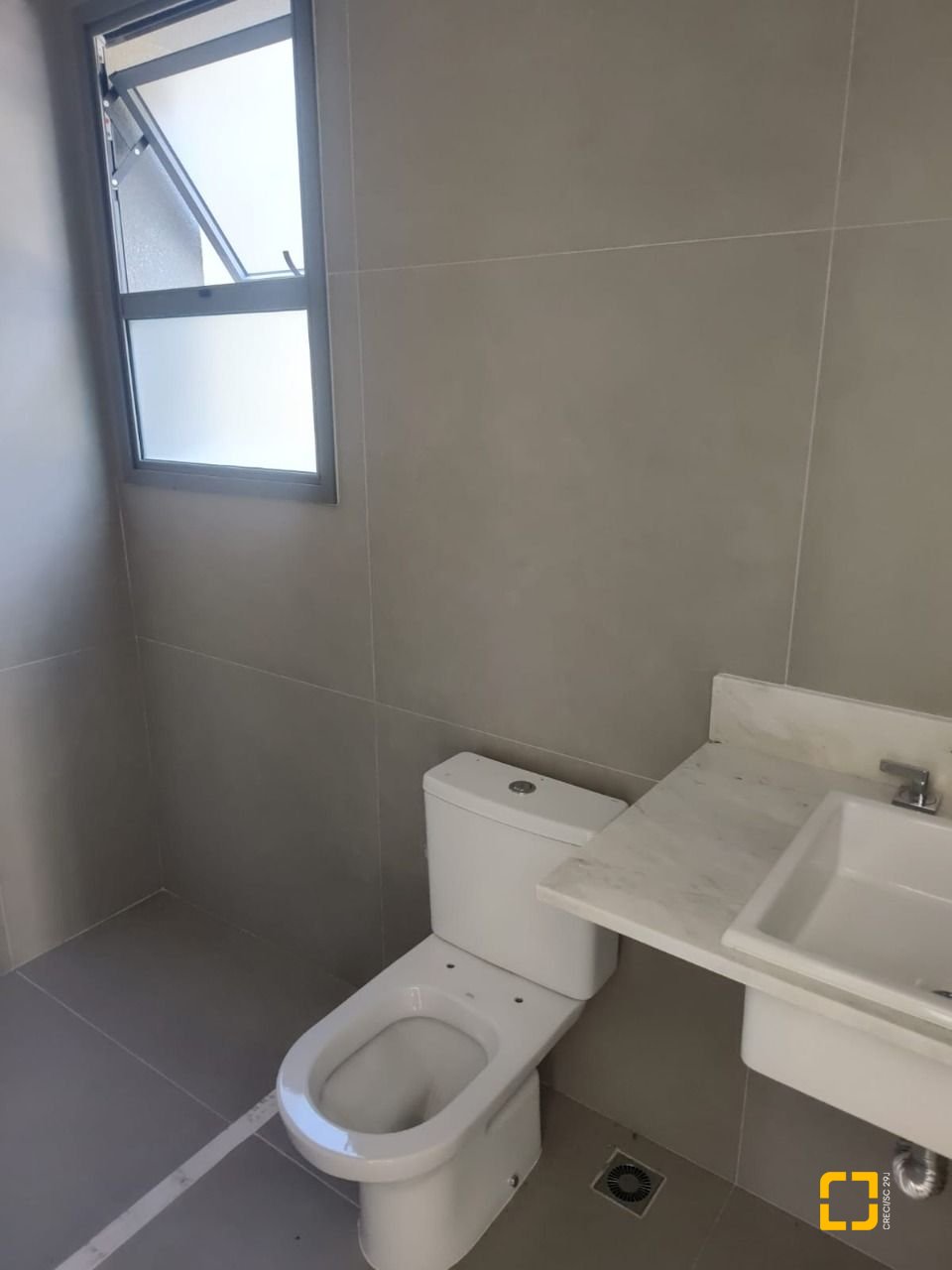 Apartamento com 164m², 6 quartos (sendo 3 suítes), 2 garagens, no bairro Cacupé em Florianópolis