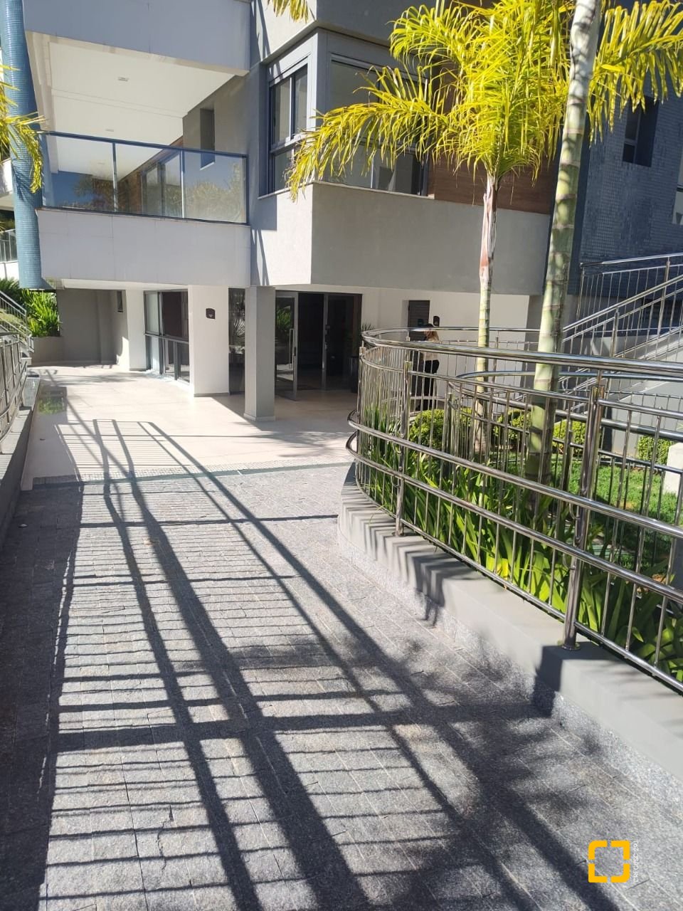 Apartamento com 164m², 6 quartos (sendo 3 suítes), 2 garagens, no bairro Cacupé em Florianópolis