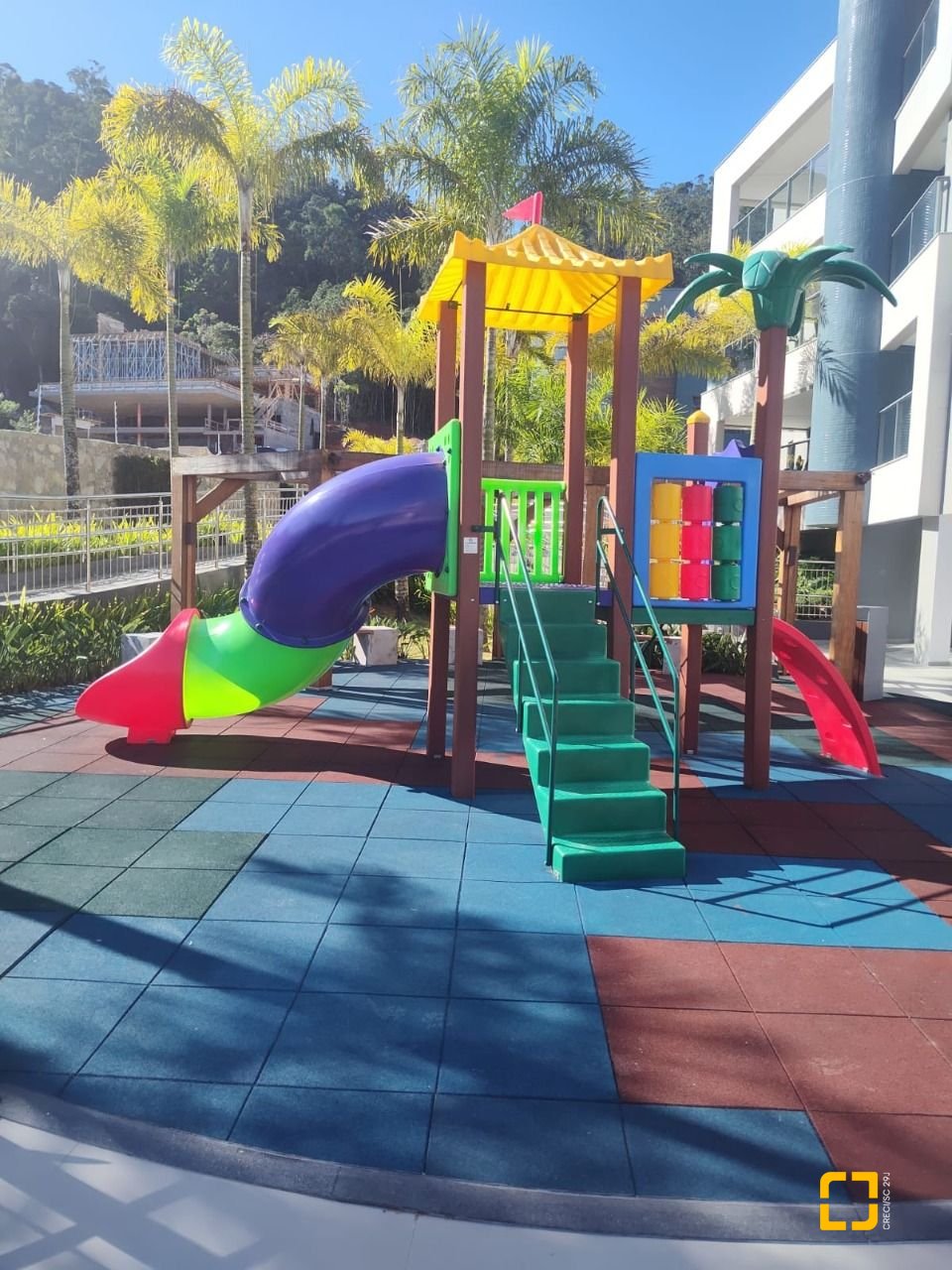Apartamento com 164m², 6 quartos (sendo 3 suítes), 2 garagens, no bairro Cacupé em Florianópolis
