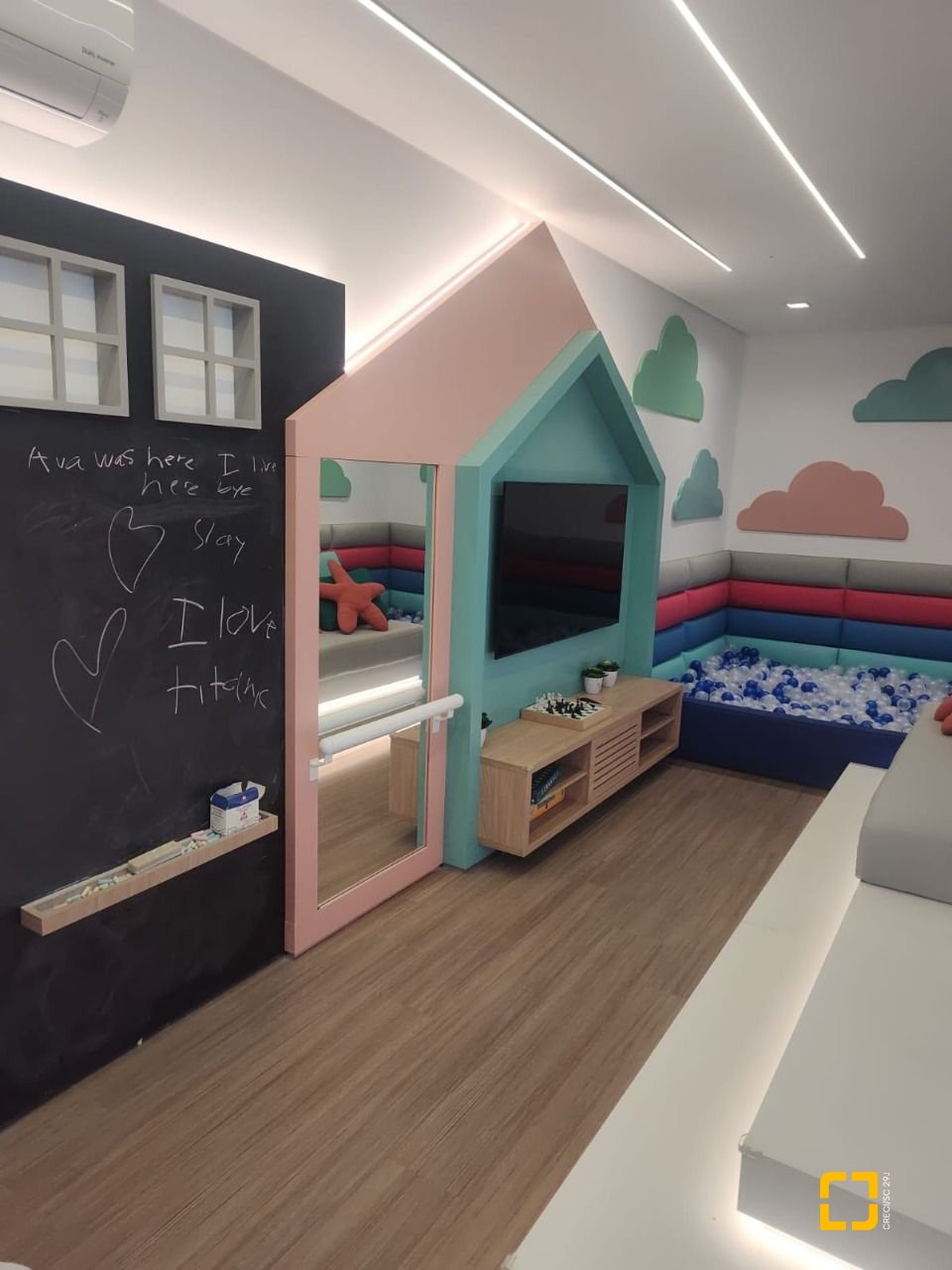 Apartamento com 164m², 6 quartos (sendo 3 suítes), 2 garagens, no bairro Cacupé em Florianópolis