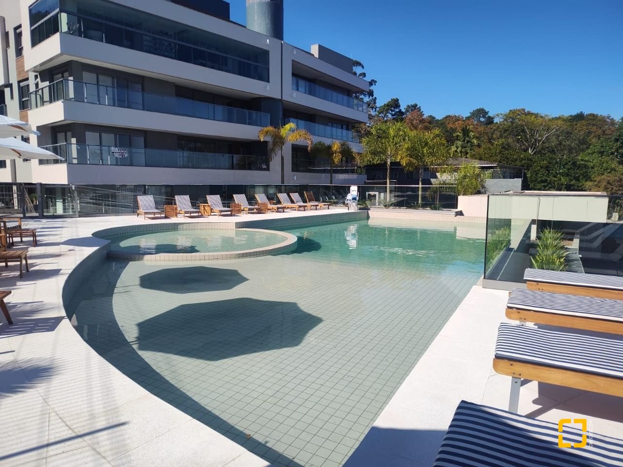 Apartamento com 164m², 6 quartos (sendo 3 suítes), 2 garagens, no bairro Cacupé em Florianópolis