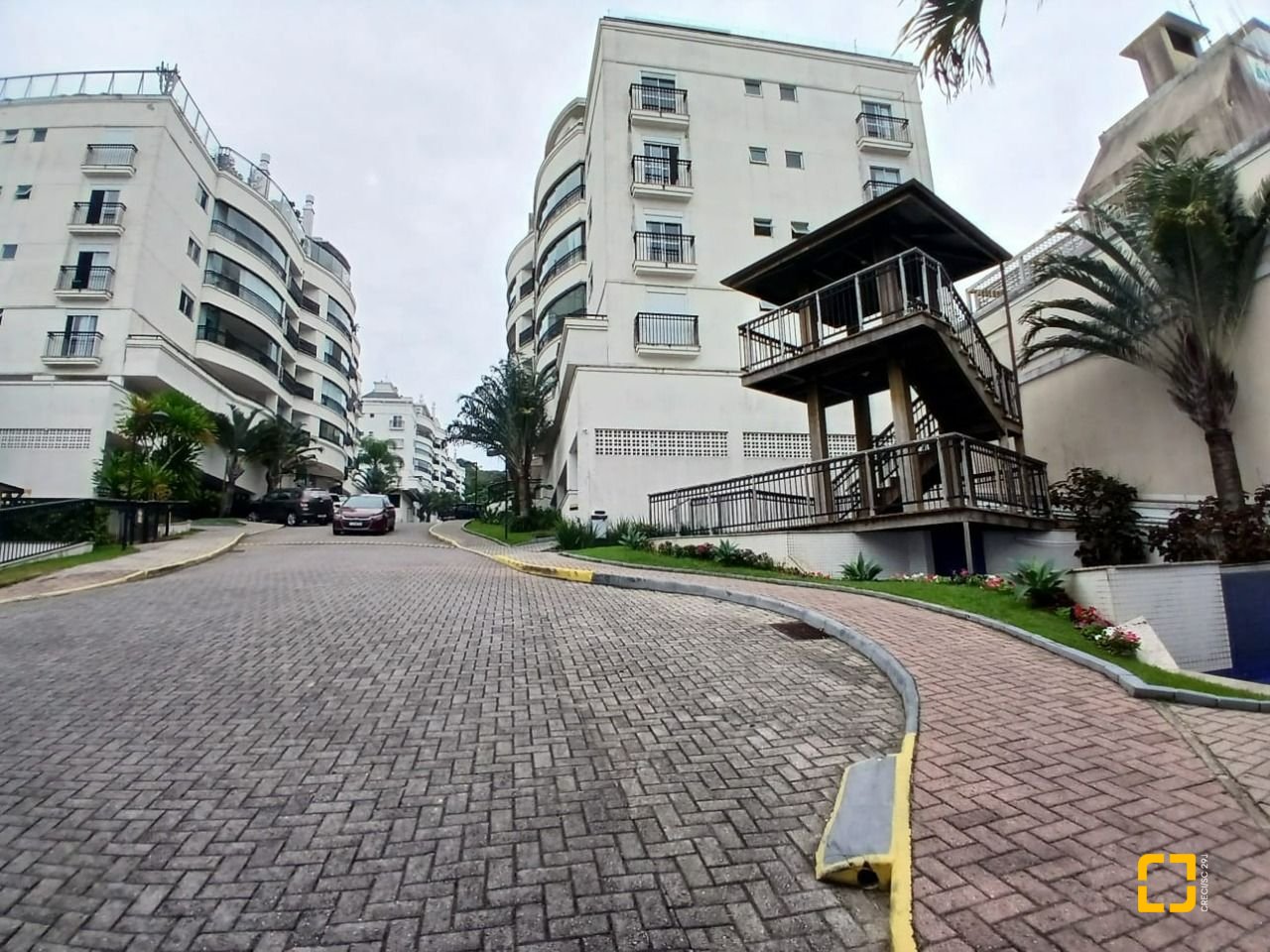 Apartamento com 106m², 4 quartos (sendo 2 suítes), 1 garagem, no bairro Coqueiros em Florianópolis