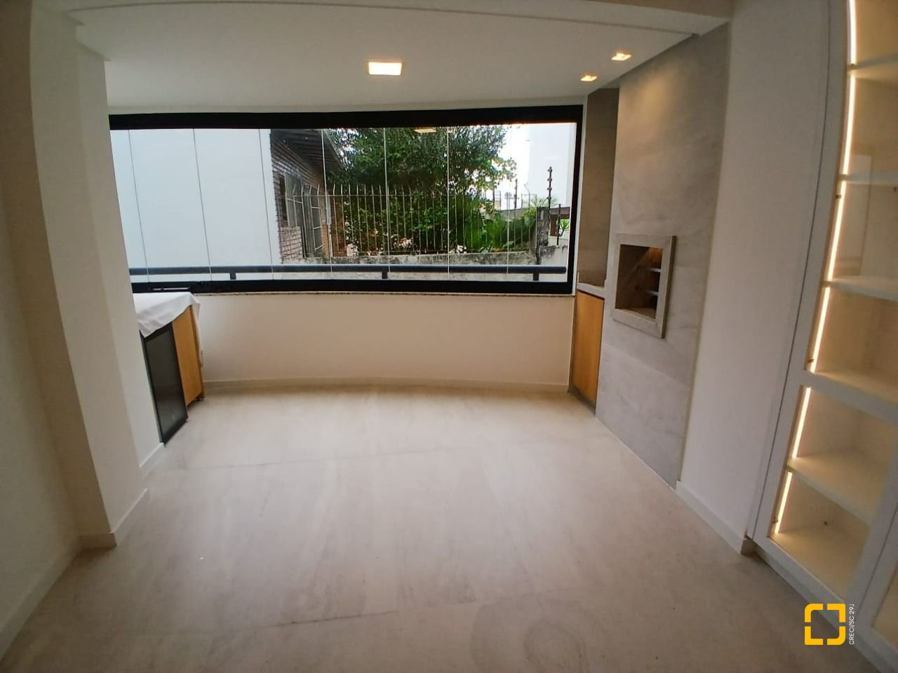 Apartamento com 106m², 4 quartos (sendo 2 suítes), 1 garagem, no bairro Coqueiros em Florianópolis