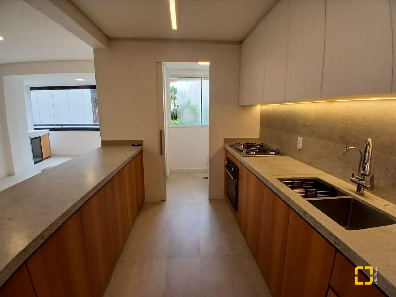 Apartamento com 106m², 4 quartos (sendo 2 suítes), 1 garagem, no bairro Coqueiros em Florianópolis