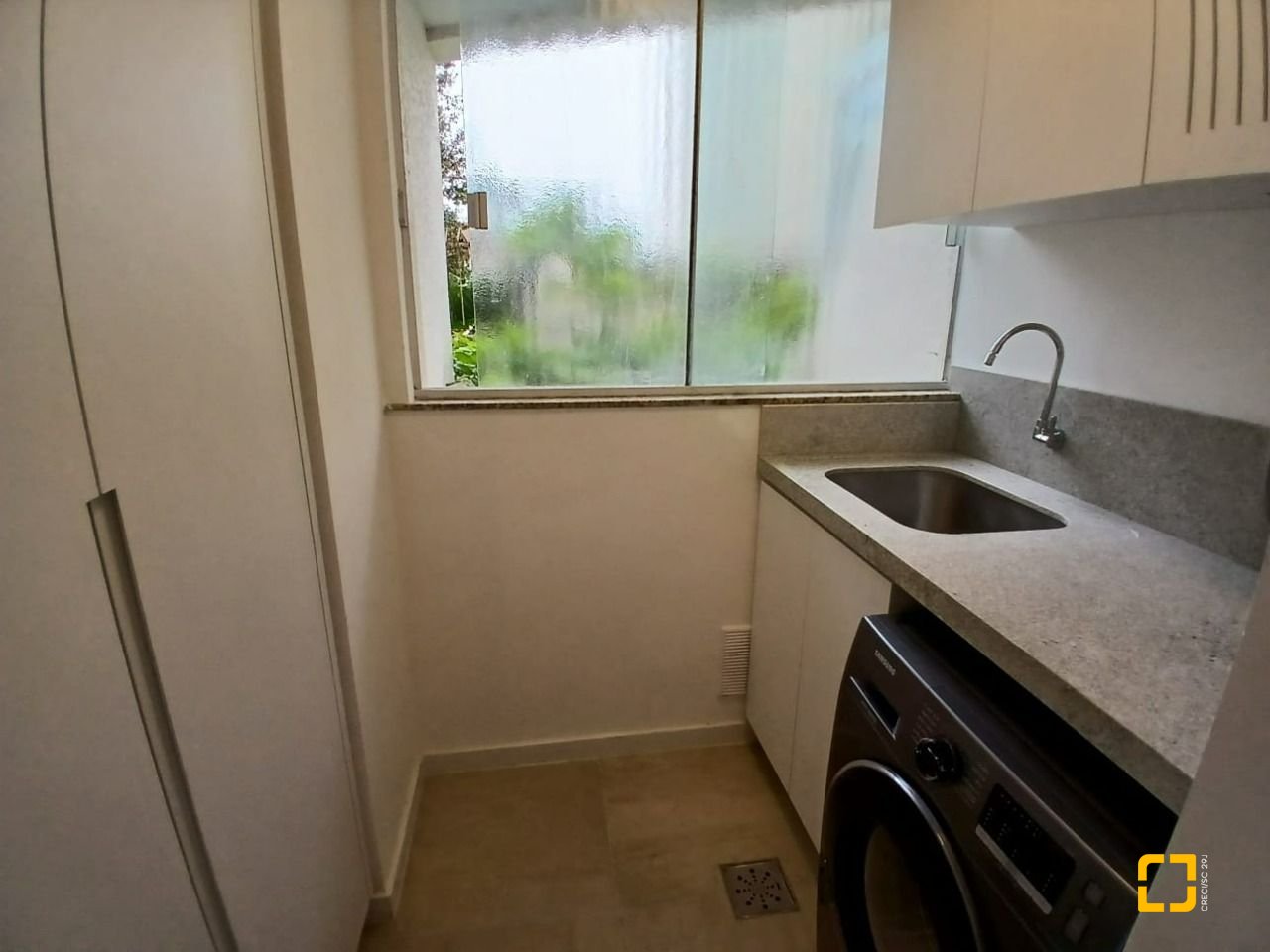 Apartamento com 106m², 4 quartos (sendo 2 suítes), 1 garagem, no bairro Coqueiros em Florianópolis
