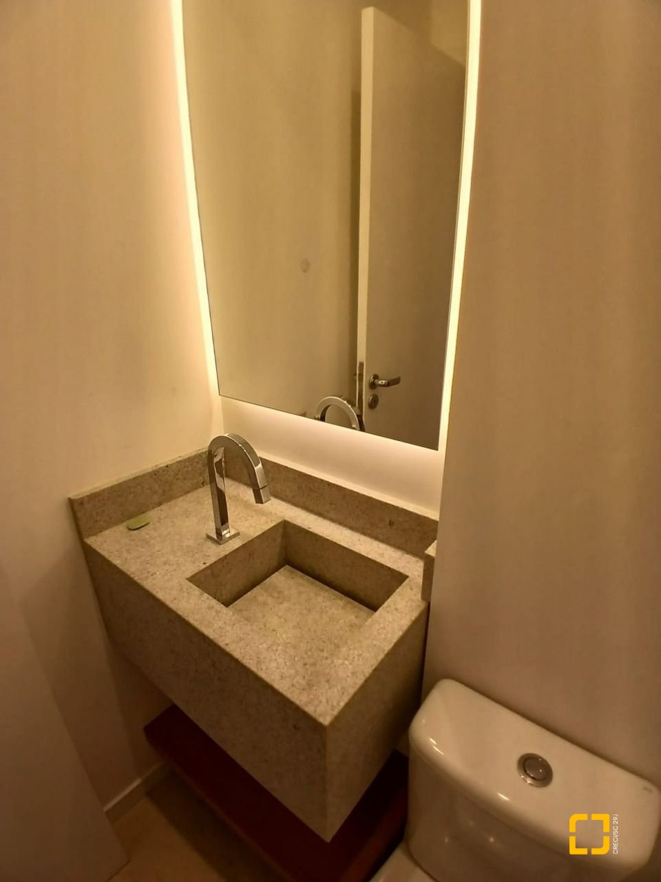 Apartamento com 106m², 4 quartos (sendo 2 suítes), 1 garagem, no bairro Coqueiros em Florianópolis