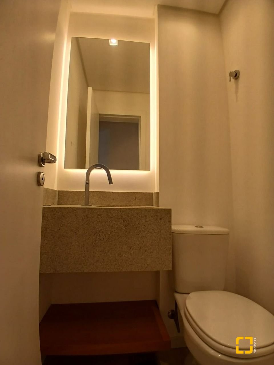 Apartamento com 106m², 4 quartos (sendo 2 suítes), 1 garagem, no bairro Coqueiros em Florianópolis