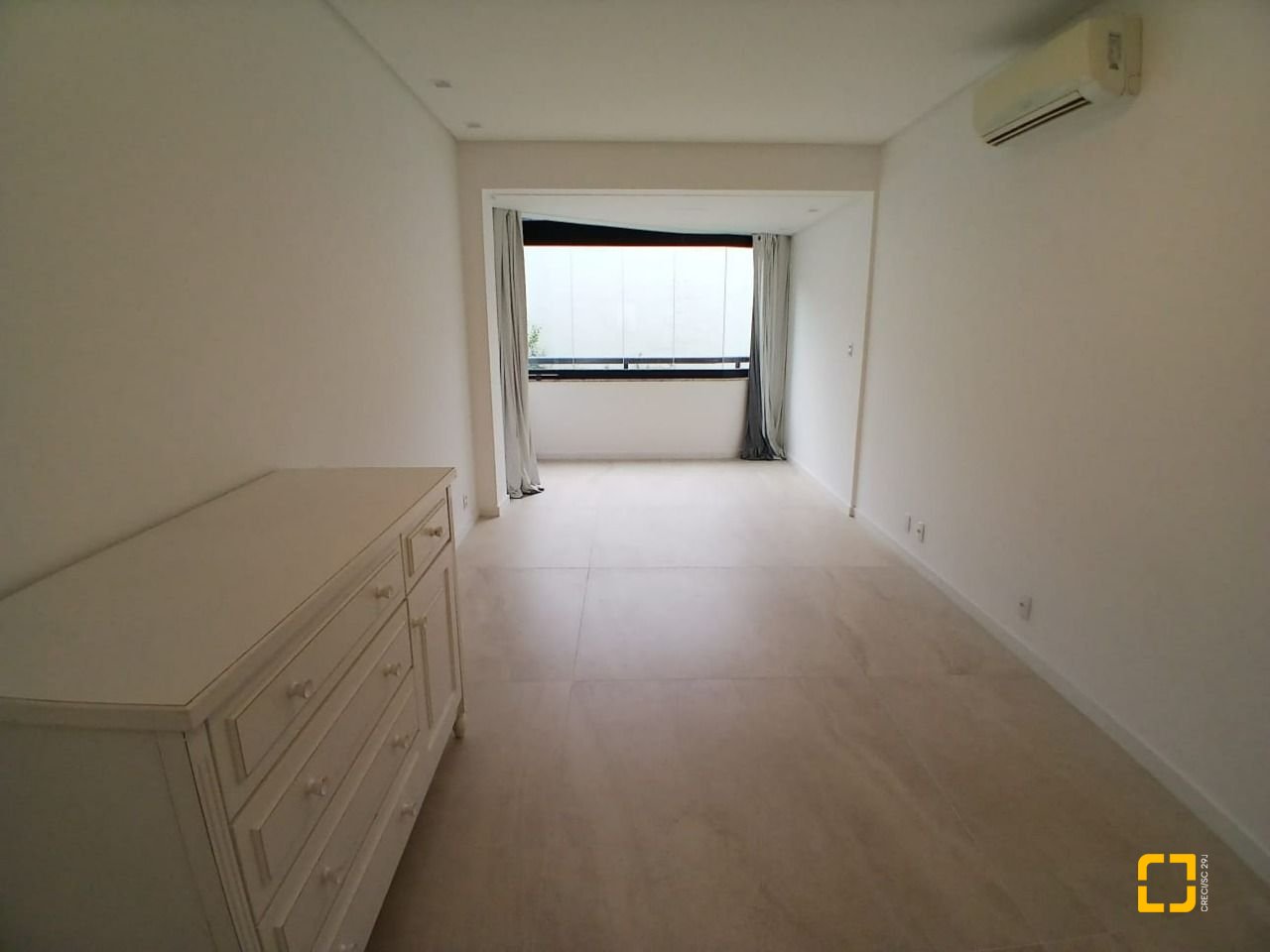 Apartamento com 106m², 4 quartos (sendo 2 suítes), 1 garagem, no bairro Coqueiros em Florianópolis