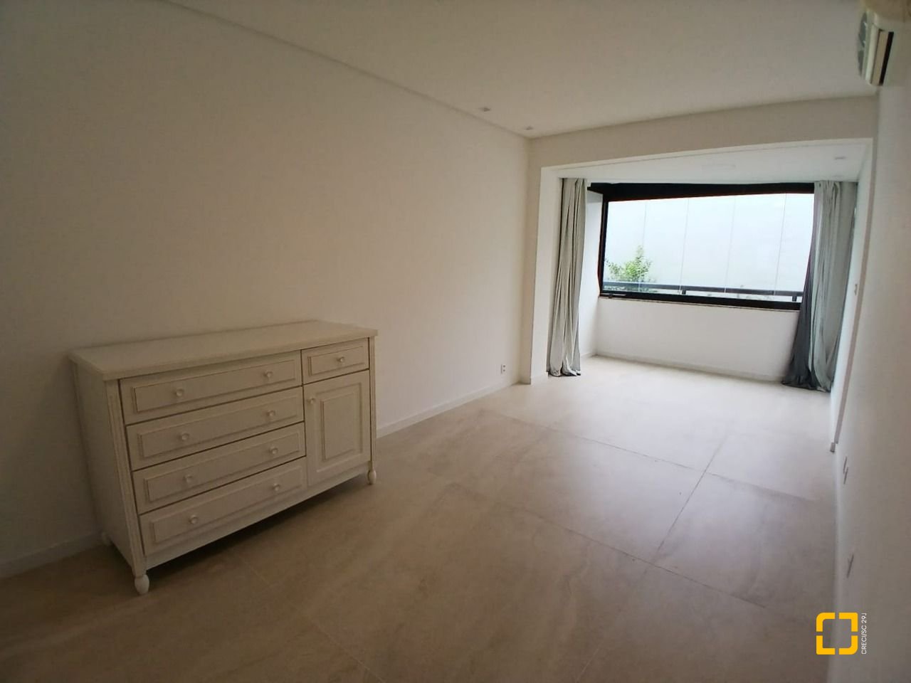Apartamento com 106m², 4 quartos (sendo 2 suítes), 1 garagem, no bairro Coqueiros em Florianópolis