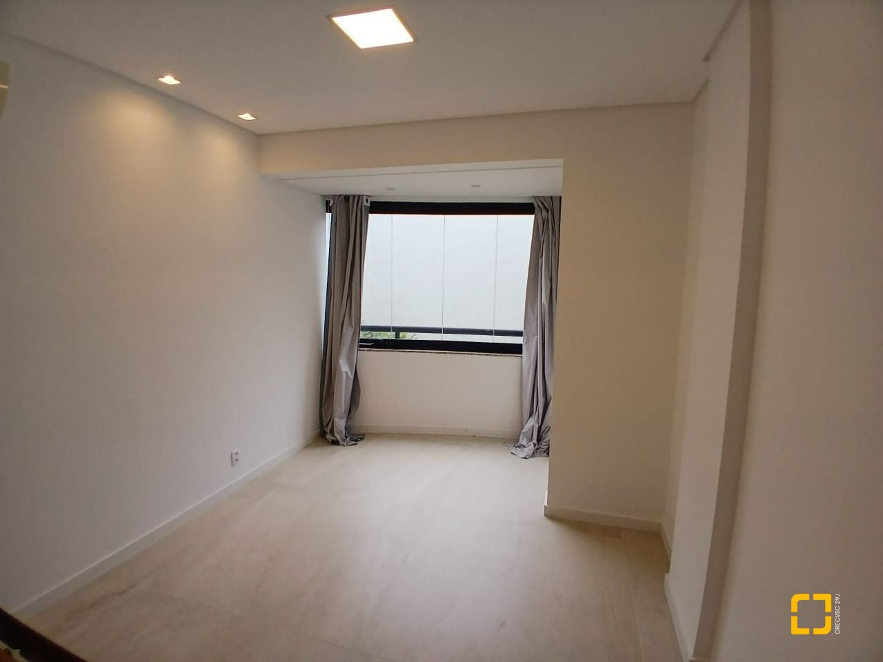 Apartamento com 106m², 4 quartos (sendo 2 suítes), 1 garagem, no bairro Coqueiros em Florianópolis