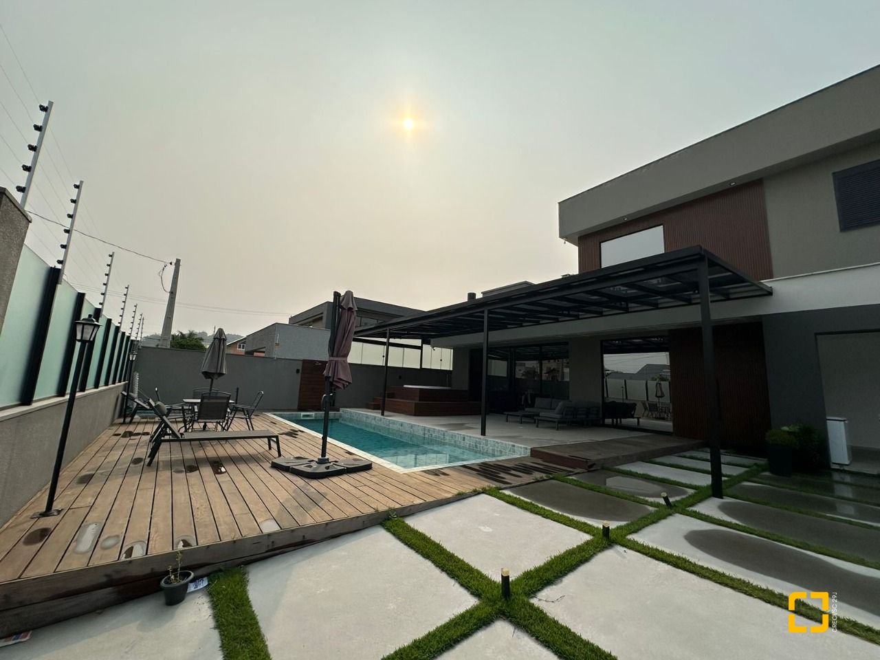 Casa com 323m², 8 quartos (sendo 4 suítes), 4 garagens, no bairro Ingleses em Florianópolis