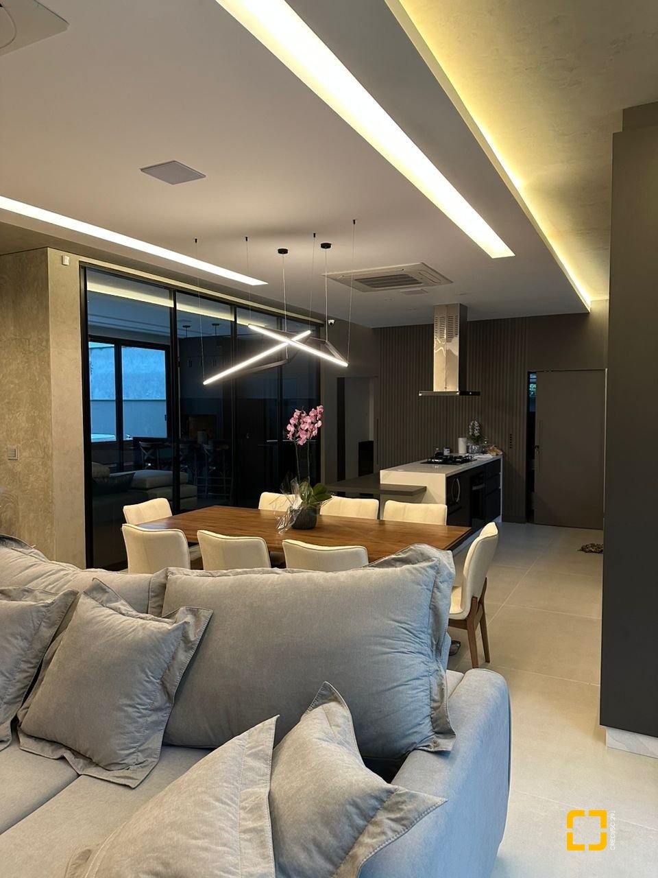 Casa com 323m², 8 quartos (sendo 4 suítes), 4 garagens, no bairro Ingleses em Florianópolis