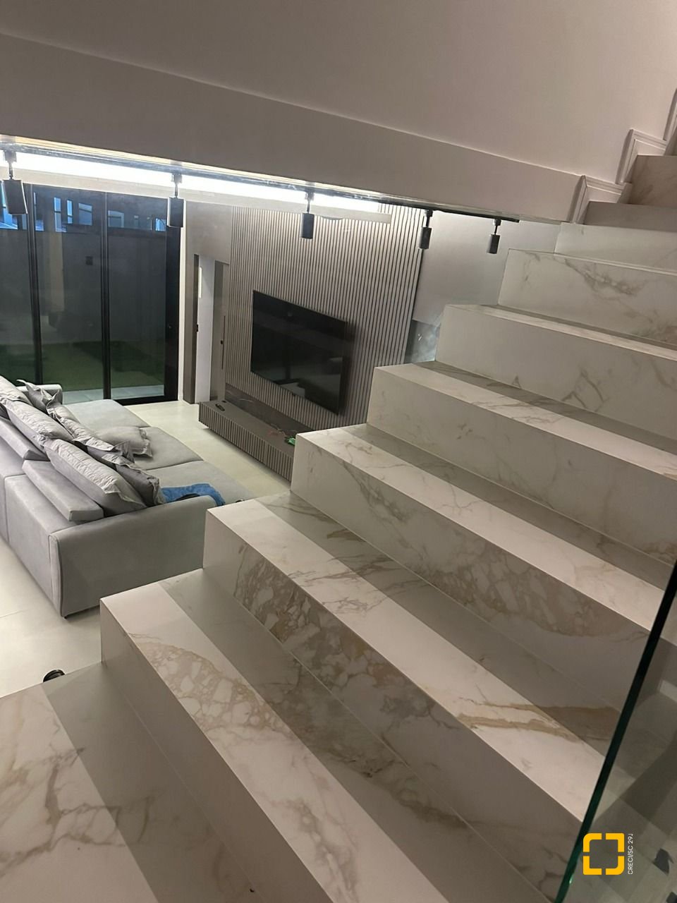 Casa com 323m², 8 quartos (sendo 4 suítes), 4 garagens, no bairro Ingleses em Florianópolis