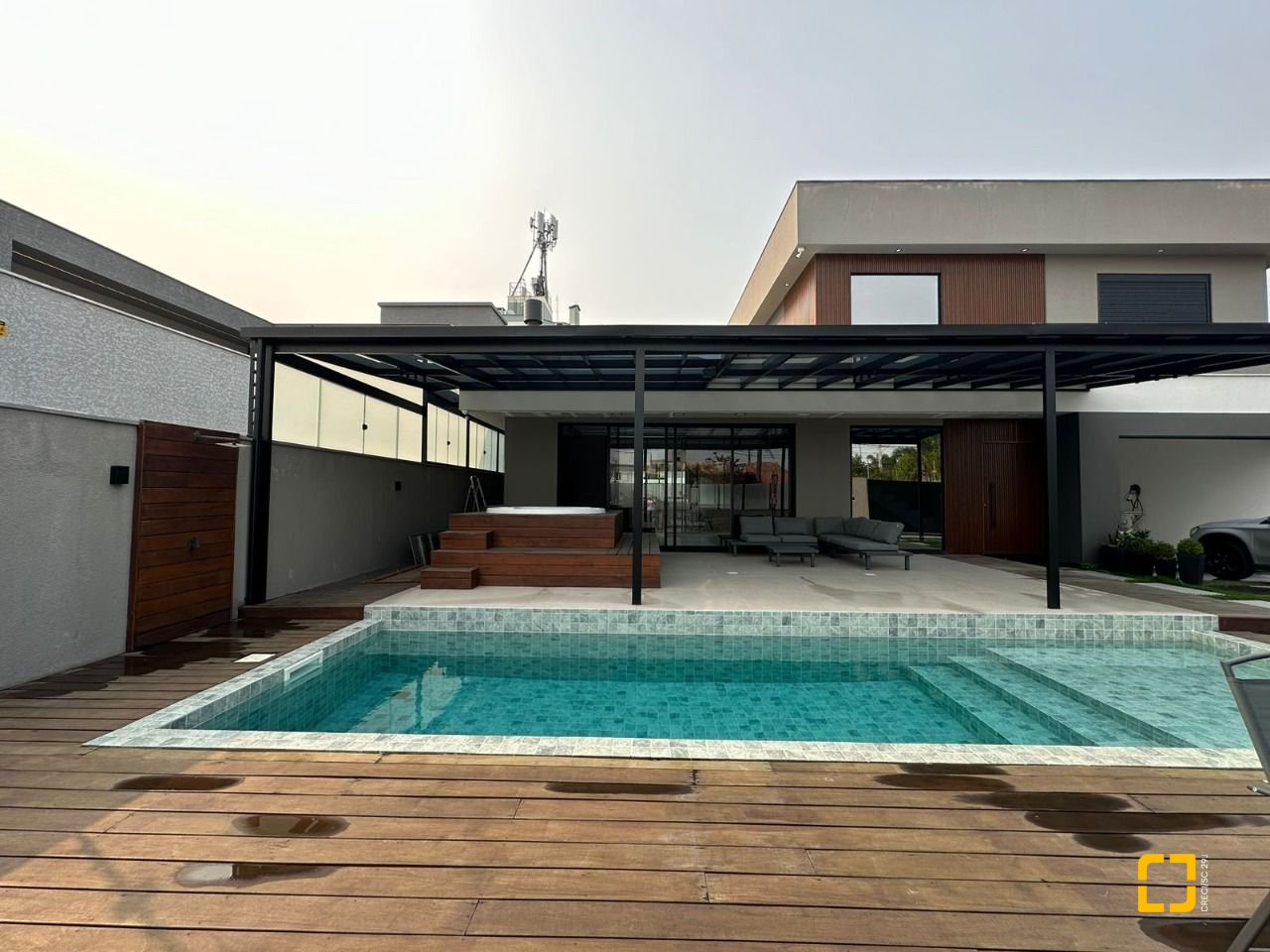 Casa com 323m², 8 quartos (sendo 4 suítes), 4 garagens, no bairro Ingleses em Florianópolis