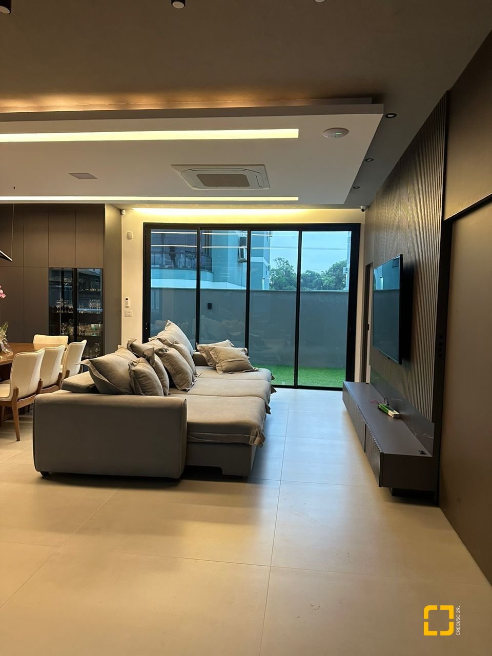 Casa com 323m², 8 quartos (sendo 4 suítes), 4 garagens, no bairro Ingleses em Florianópolis