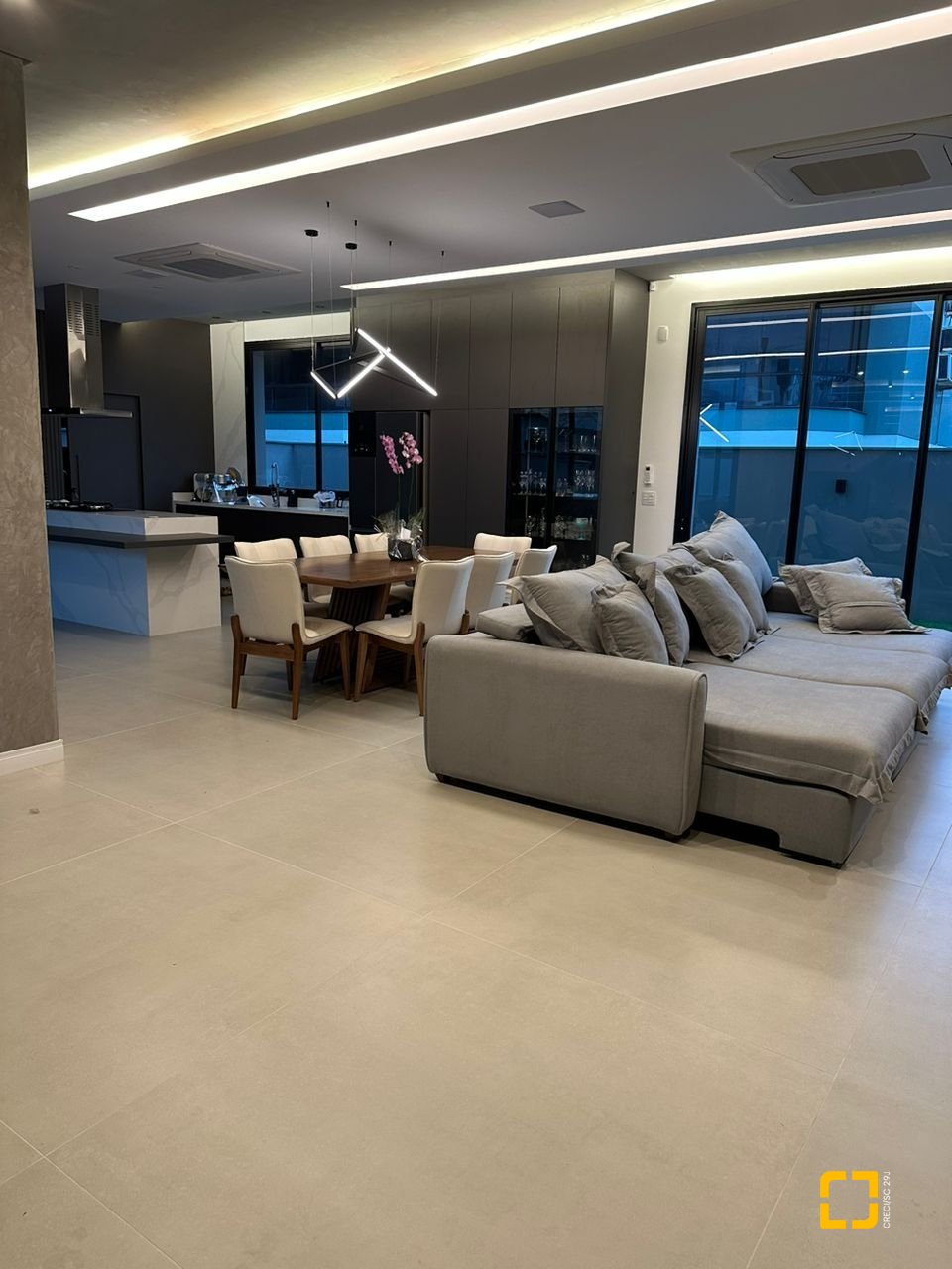 Casa com 323m², 8 quartos (sendo 4 suítes), 4 garagens, no bairro Ingleses em Florianópolis