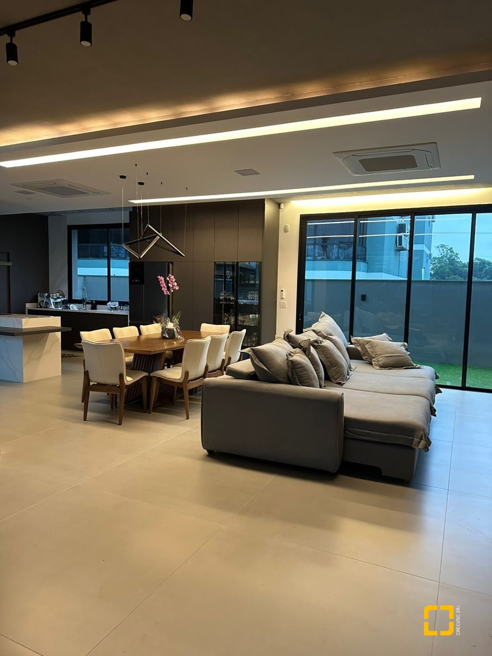 Casa com 323m², 8 quartos (sendo 4 suítes), 4 garagens, no bairro Ingleses em Florianópolis