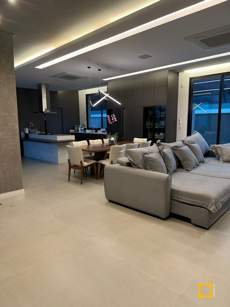 Casa com 323m², 8 quartos (sendo 4 suítes), 4 garagens, no bairro Ingleses em Florianópolis