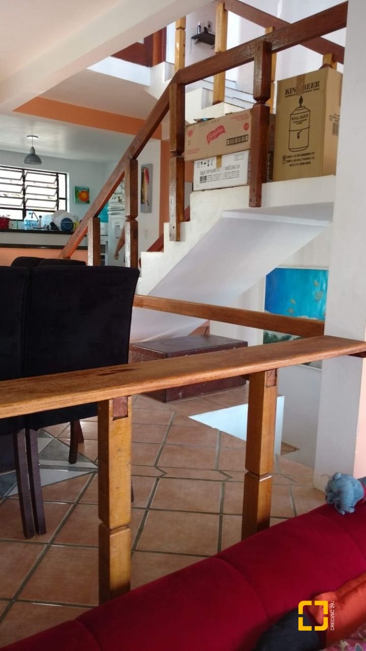 Casa com 270m², 6 quartos (sendo 1 suíte), 3 garagens, no bairro Itacorubi em Florianópolis