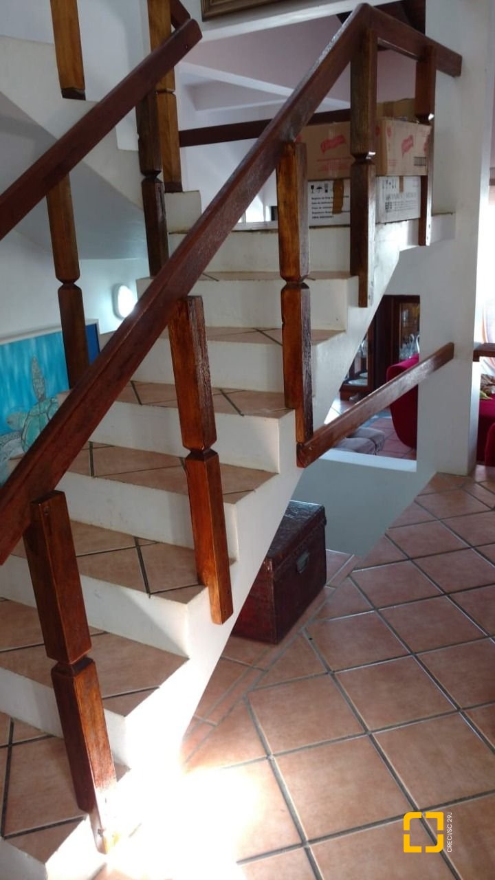 Casa com 270m², 6 quartos (sendo 1 suíte), 3 garagens, no bairro Itacorubi em Florianópolis