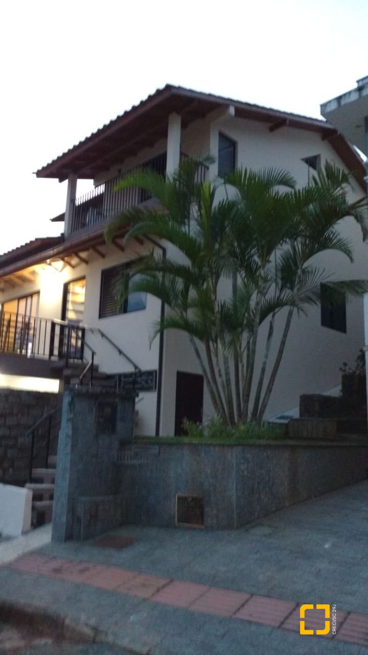 Casa com 270m², 6 quartos (sendo 1 suíte), 3 garagens, no bairro Itacorubi em Florianópolis